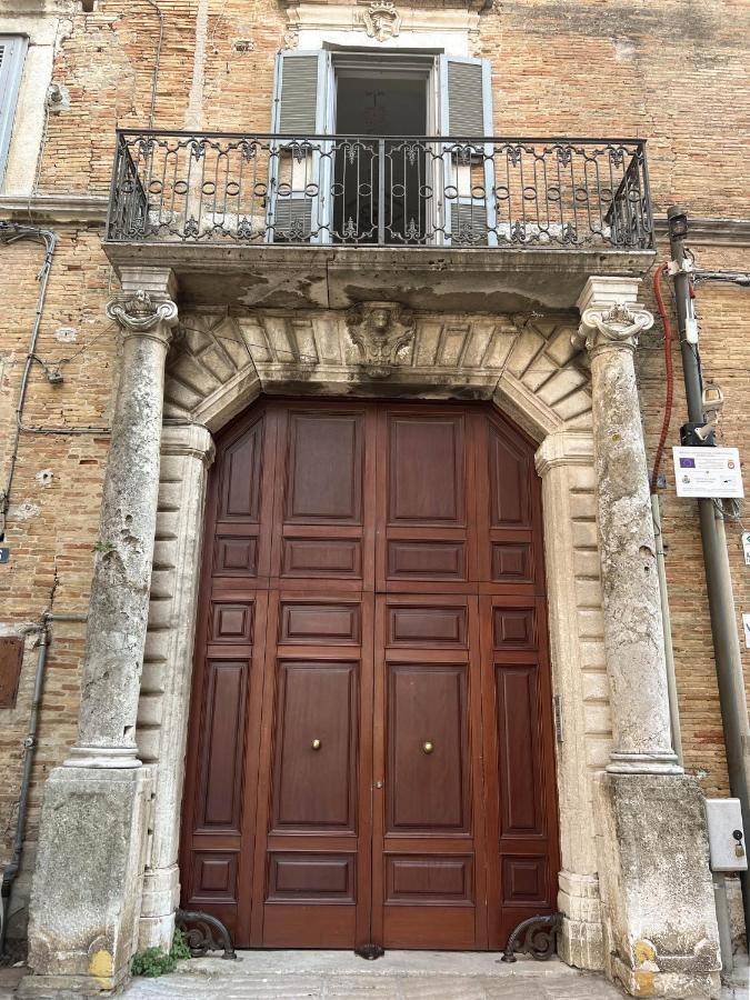 B&B Palazzo Lombardi ลูเชรา ภายนอก รูปภาพ